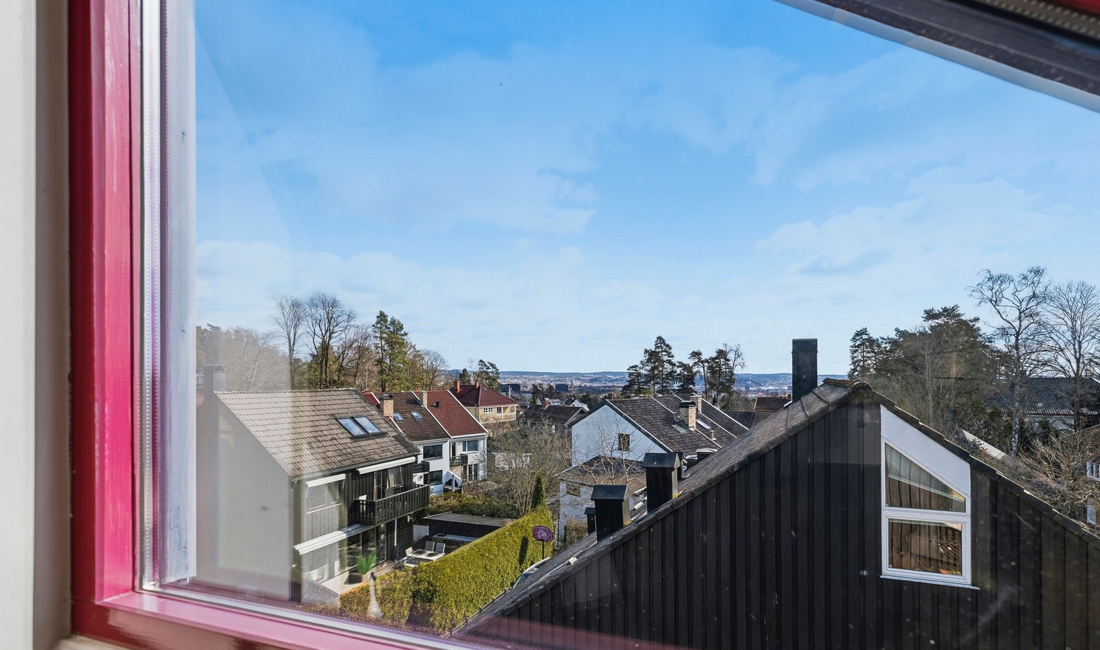 Huset ligger litt høyere enn nabohuset og det gir fritt utsyn helt til sentrum av Oslo og Ekebergåsen. Galleribilde