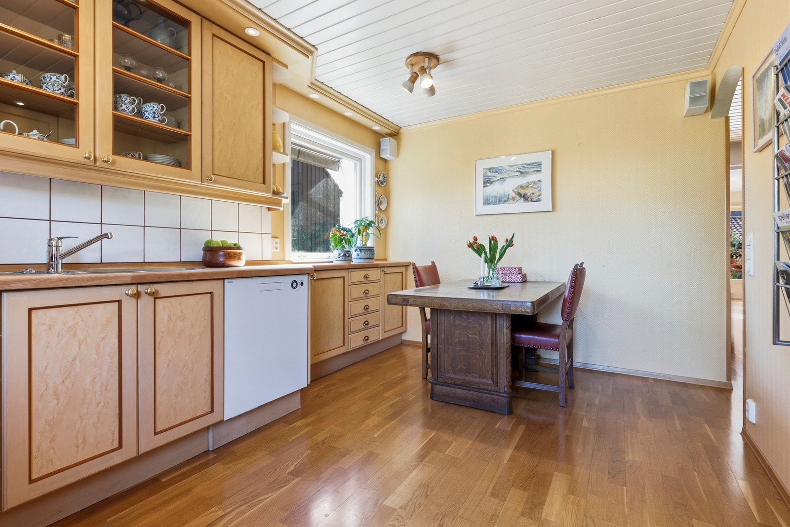 Det er god plass til spisebord til hele familien, ved vinduet hvor morgensolen titter inn. Videre har kjøkkenet oppvaskmaskin, dobbel oppvaskkum i rustfritt stål og ettgreps blandebatteri. Galleribilde