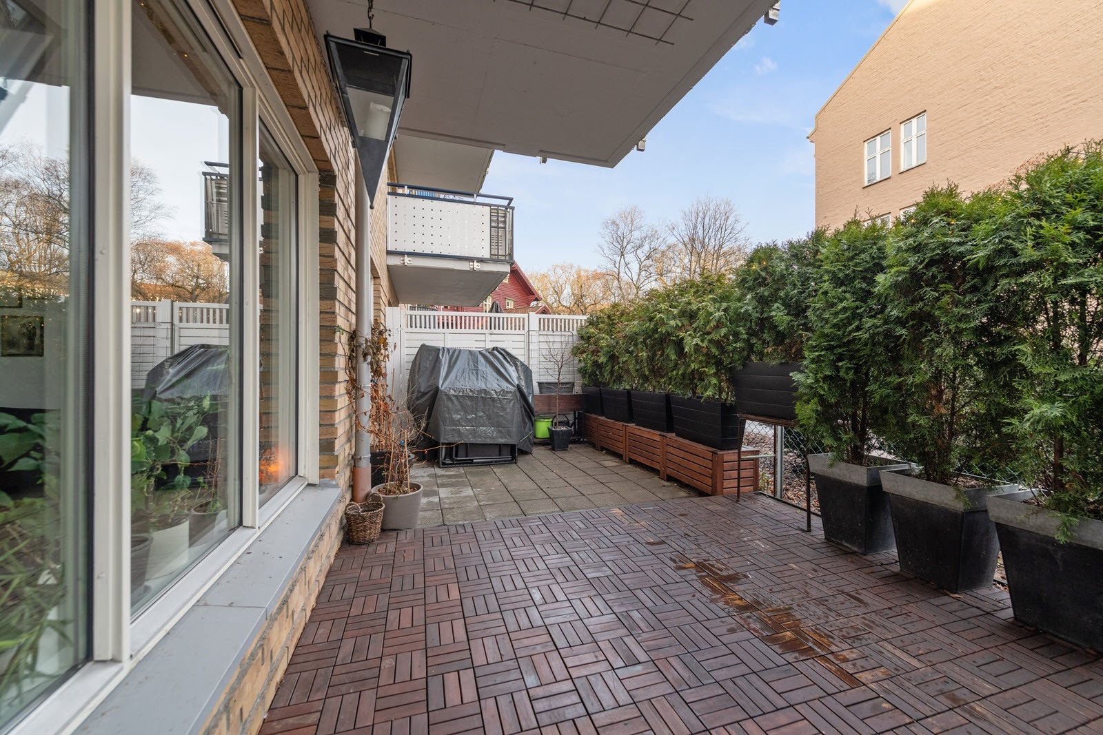 Skjermet markterrasse med god plass til utemøblement. Galleribilde