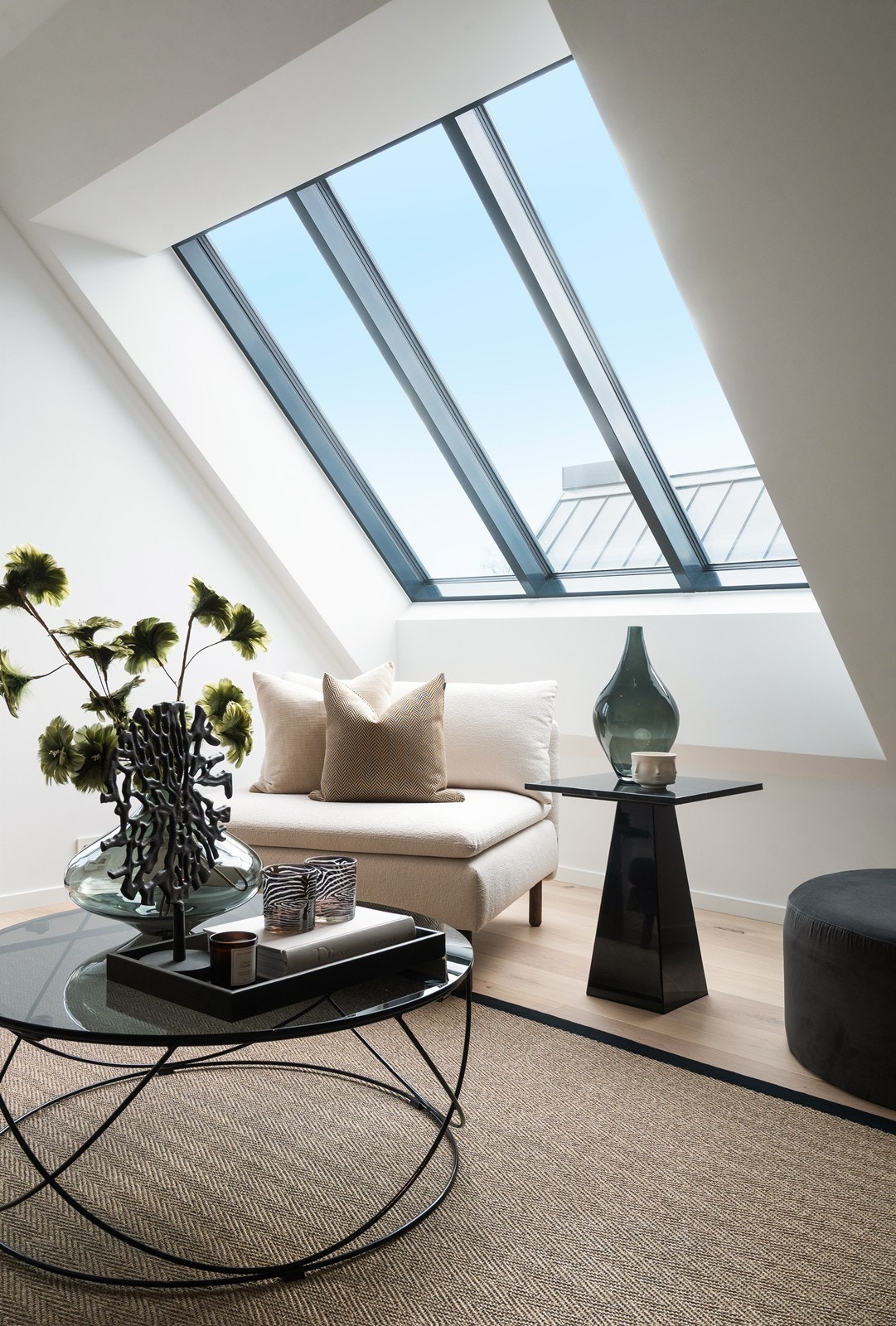 Store vindusflater som sikrer mye naturlig lys Galleribilde