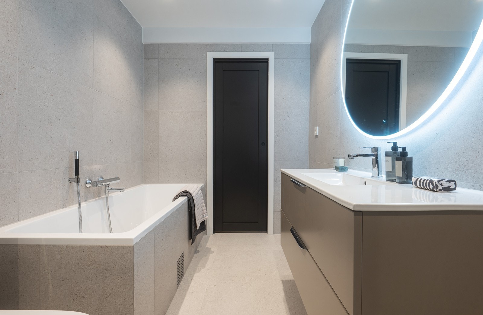 Alle bad holder høy standard, med moderne innredning fra Villeroy & Boch, Tapwell og Vikingbad, samt lekre fliser Galleribilde