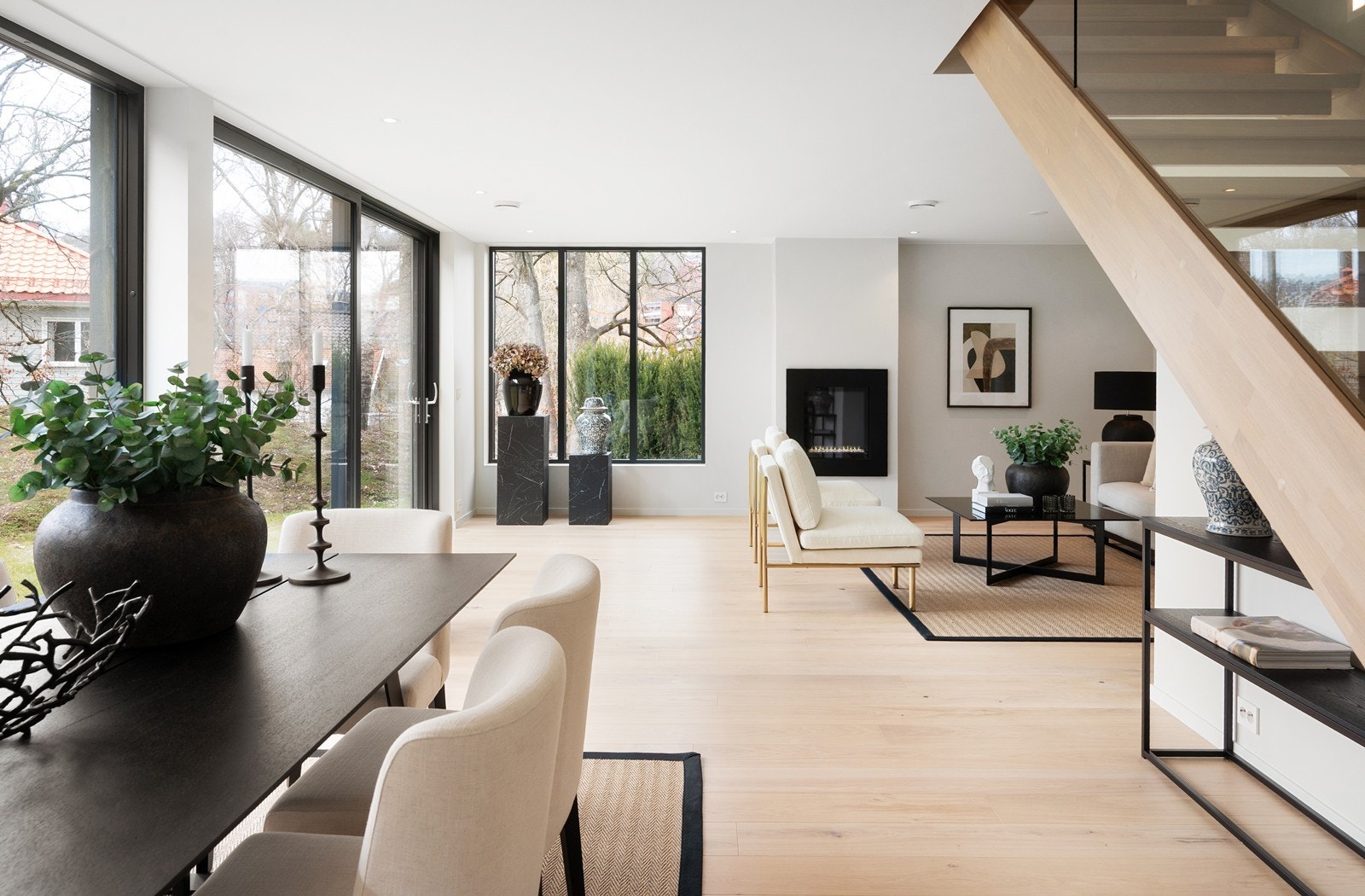 Boligen er vesentlig påkostet og holder en meget god standard med kvaliteter som eiketrapper med belysning og glassrekkverk, massive eikespiler ved trapp og pergola i samme utførelse som kledningen på boligen Galleribilde