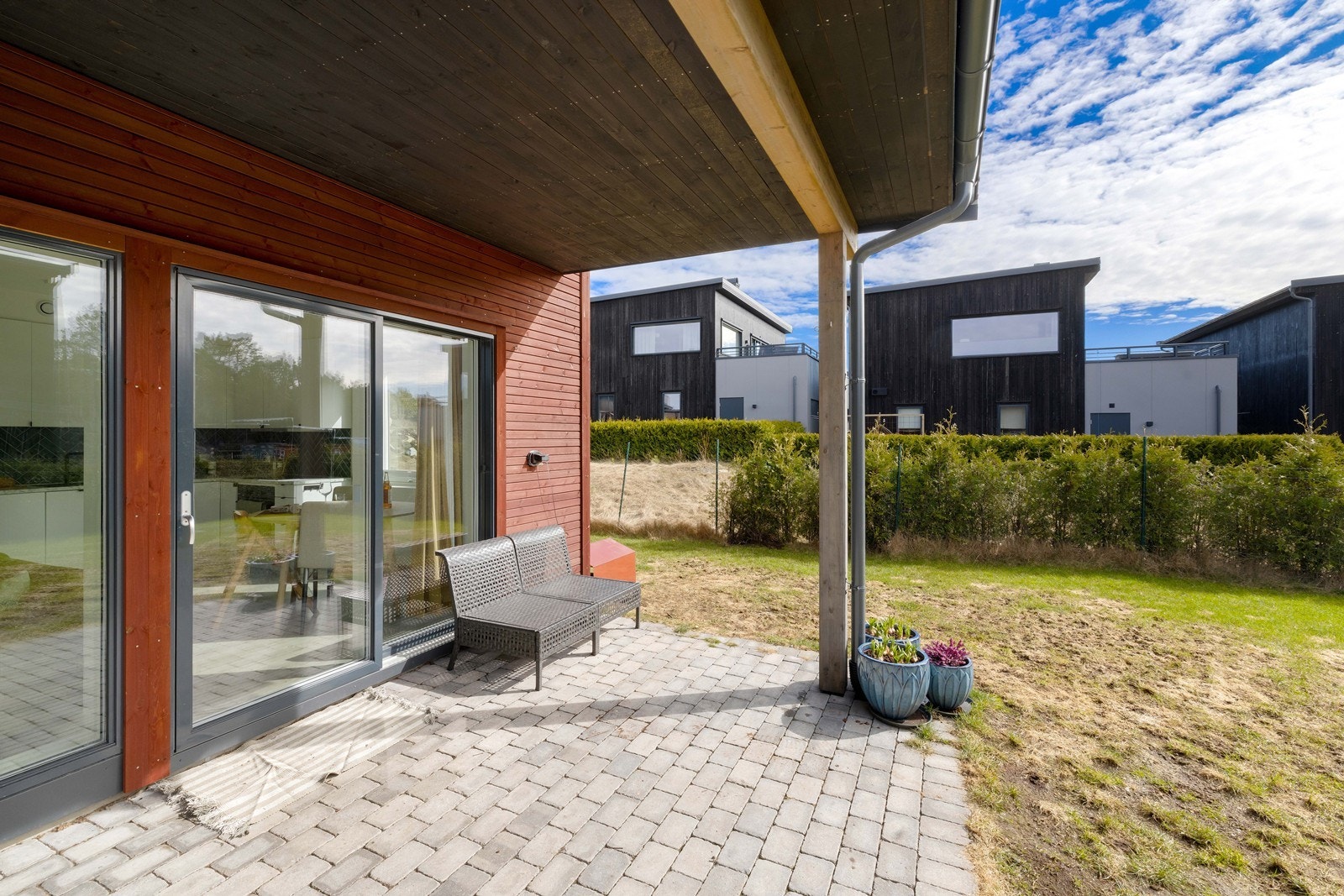 Fra stuen er det utgang til en romslig og solrik hage Galleribilde
