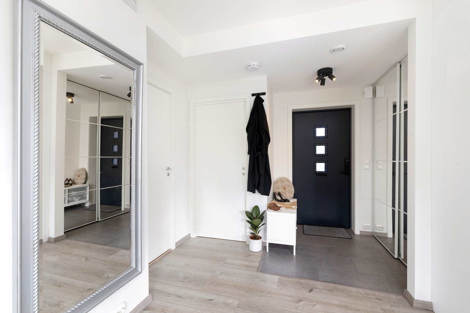 Det er vannbåren varme i alle rom, med unntak av soverom og utvendig bod Galleribilde
