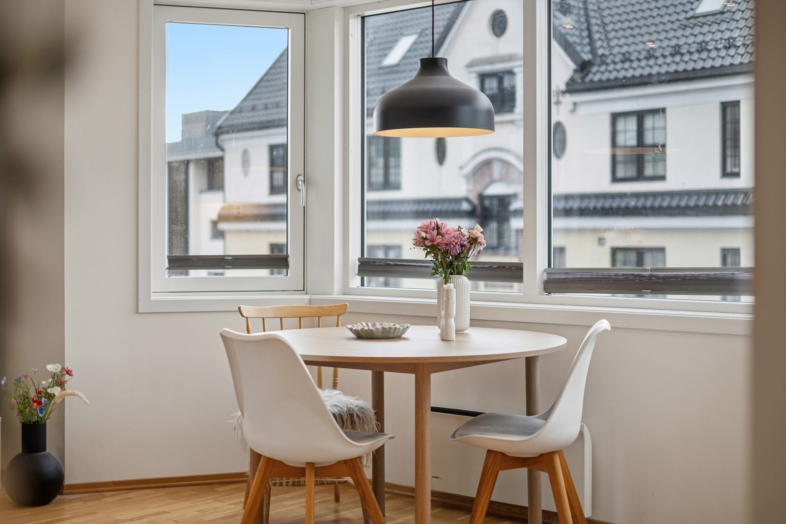 Spiseplassen er plassert i et karnapp med vinduer fra 2014, som var en del av byggets rehabilitering. Galleribilde