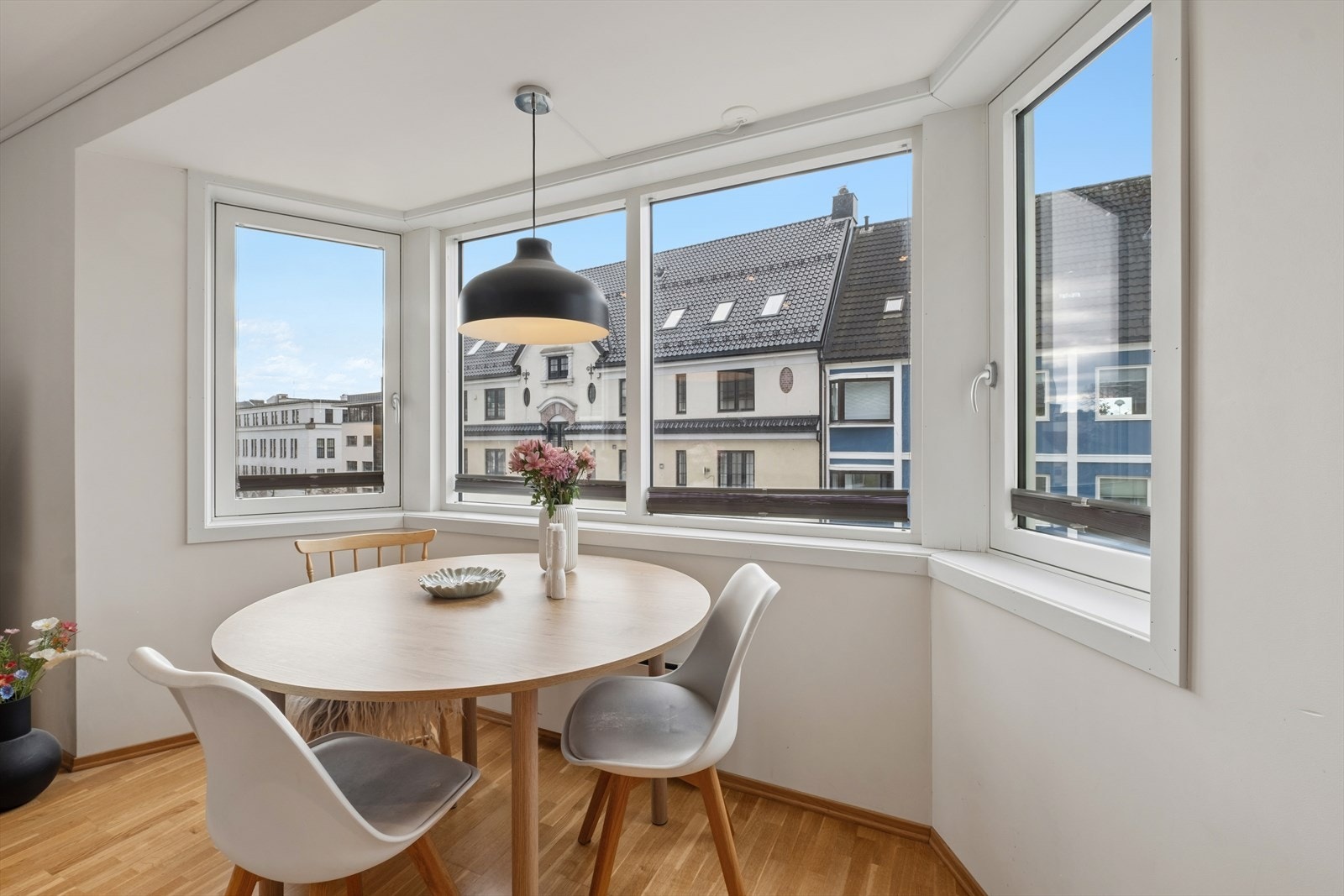 Fra spiseplassen har du utsyn over bylivet i Storgata. Galleribilde