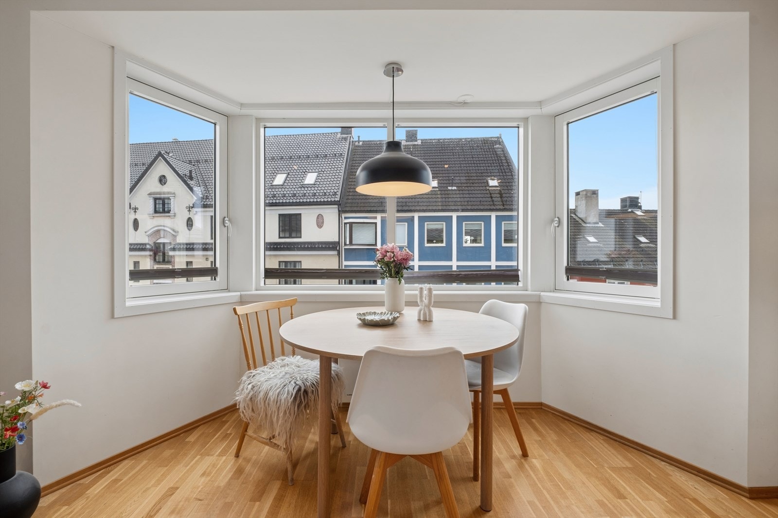 Vinduene har 2-lags isolerglass og utvendig aluminiumsbekledning, som er vedlikeholdsvennlig. Galleribilde