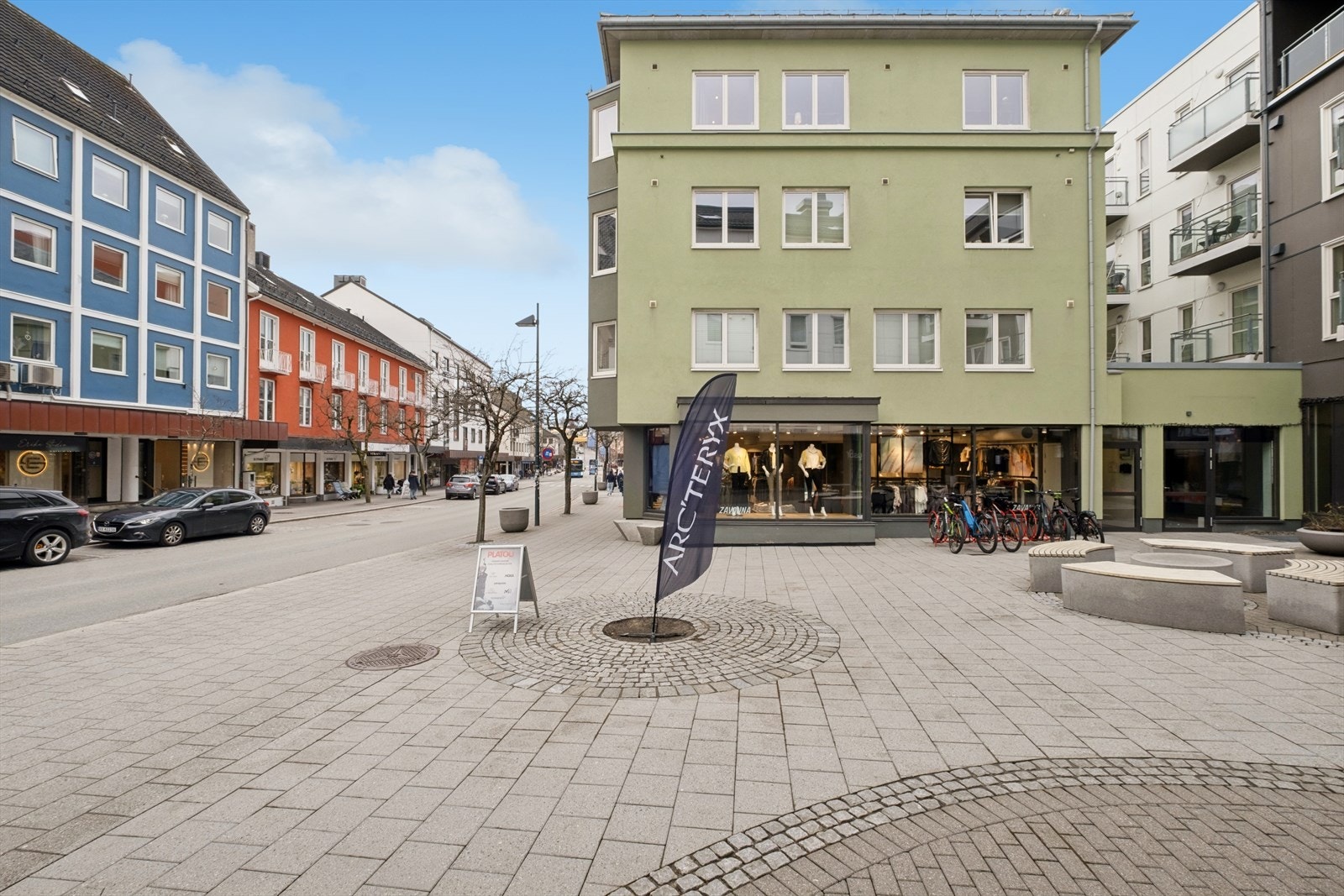 Her bor du med umiddelbar nærhet til butikker, kafeer og alt sentrum har å by på. Galleribilde