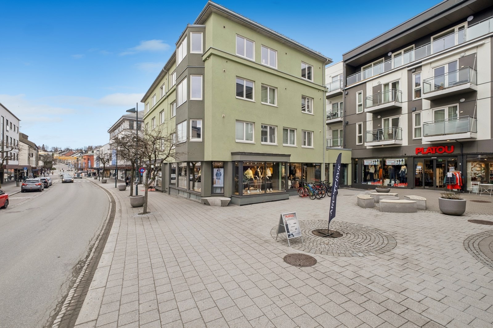 Eiendommen ligger sentralt i Molde sentrum. Bygget ble gjennomgående rehabilitert i 2014-2015. Galleribilde