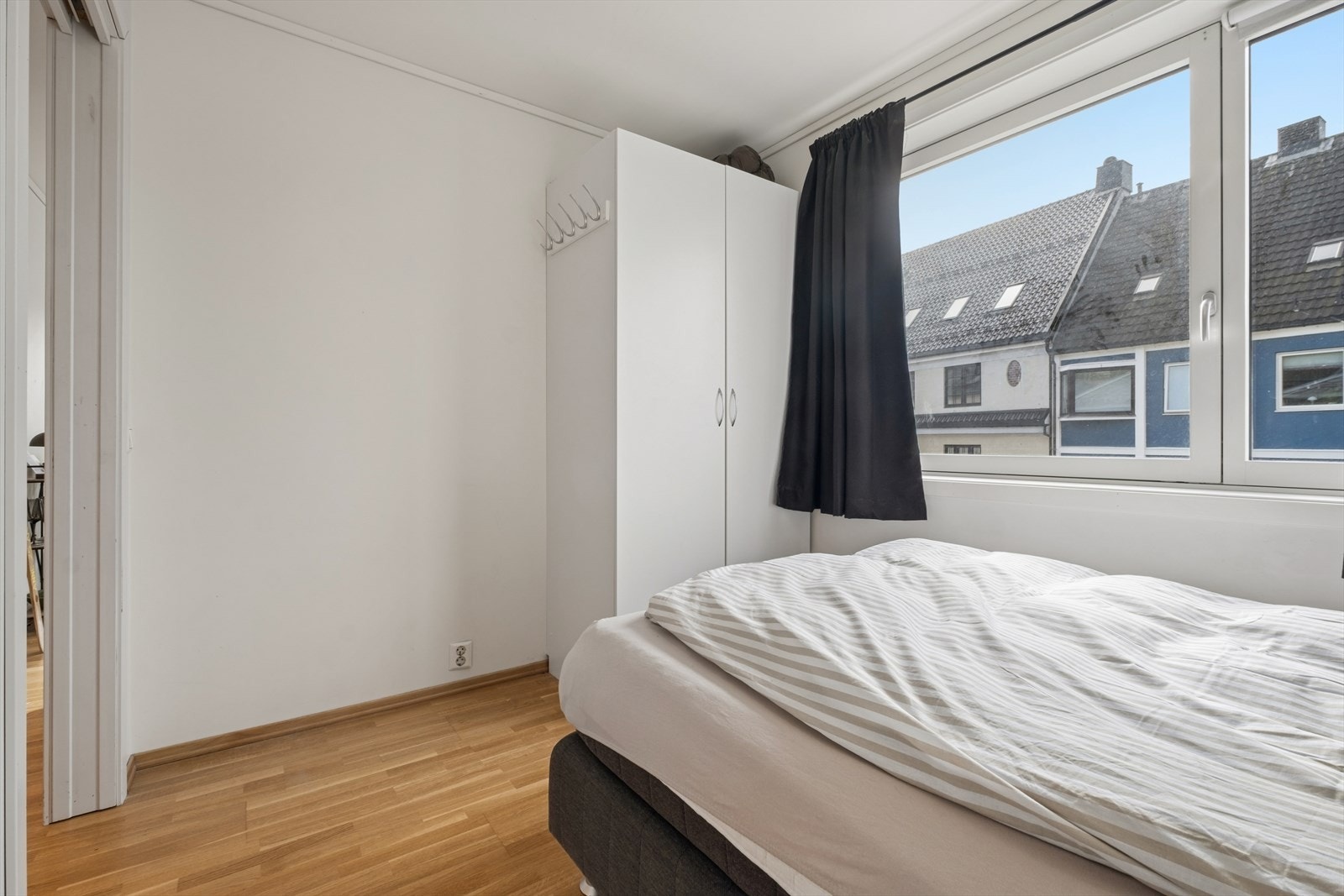 Soverommet har plass til seng og er utstyrt med et innebygd garderobeskap. Galleribilde
