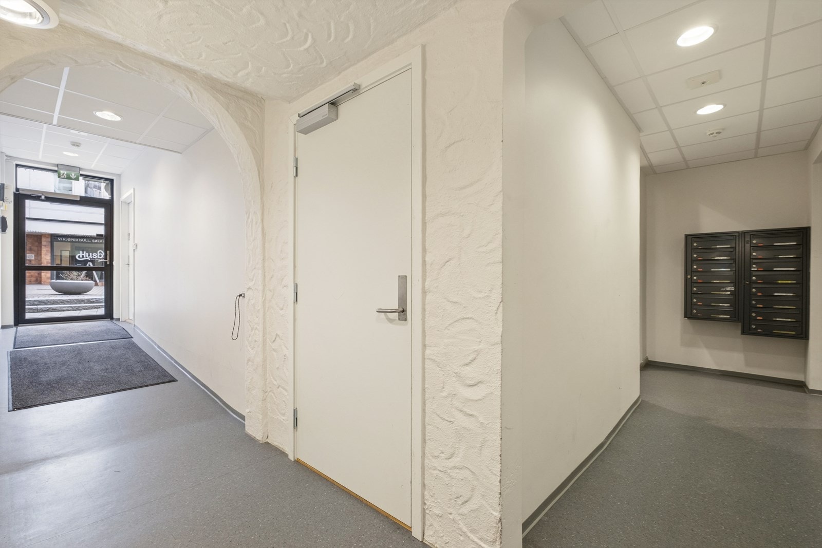 Felles inngangsparti. Sameiet består av 15 boligseksjoner og 2 næringsseksjoner. Galleribilde