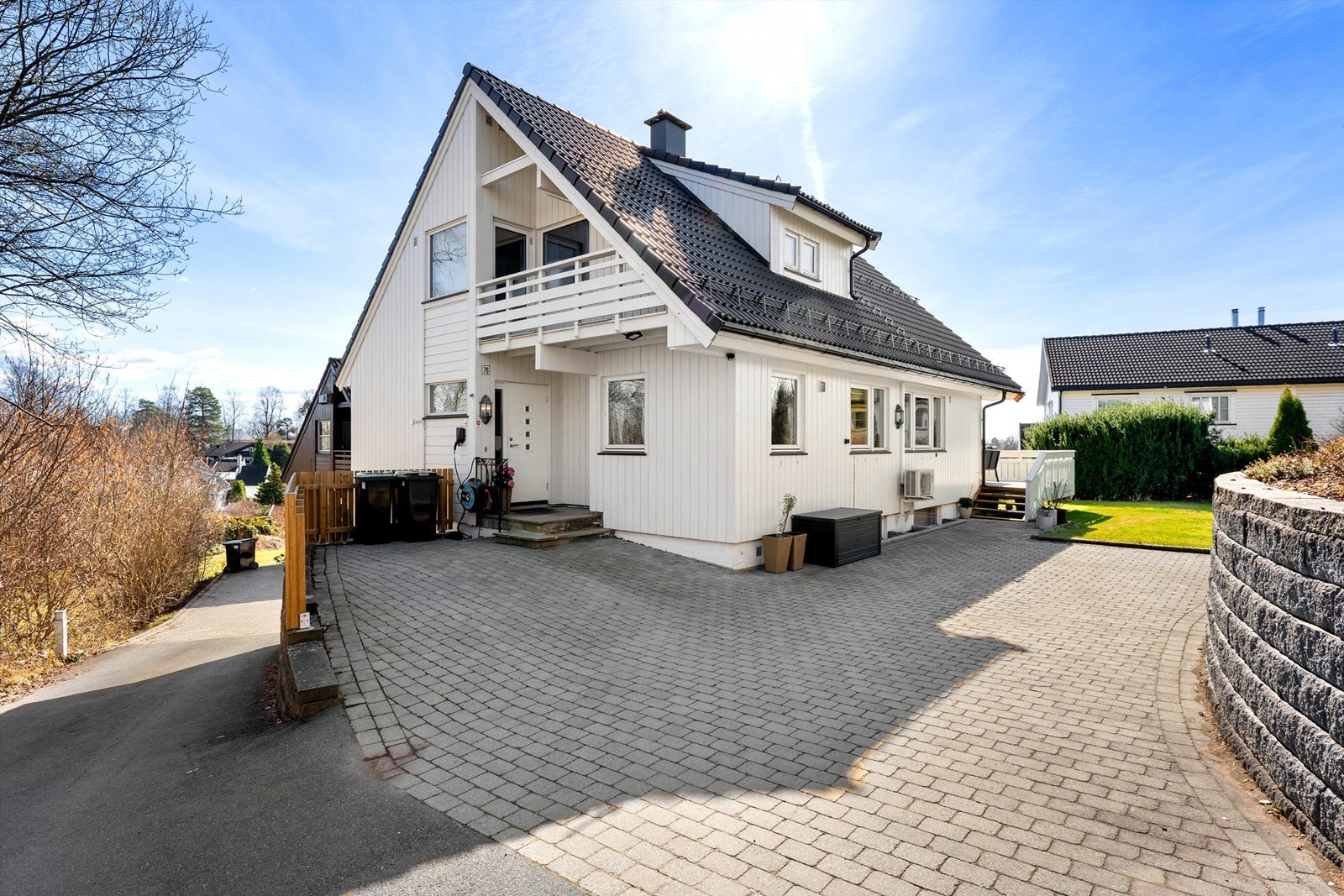 Eiendommen ligger i Kleivveien, en rolig og etablert villavei på Stabekk. Galleribilde
