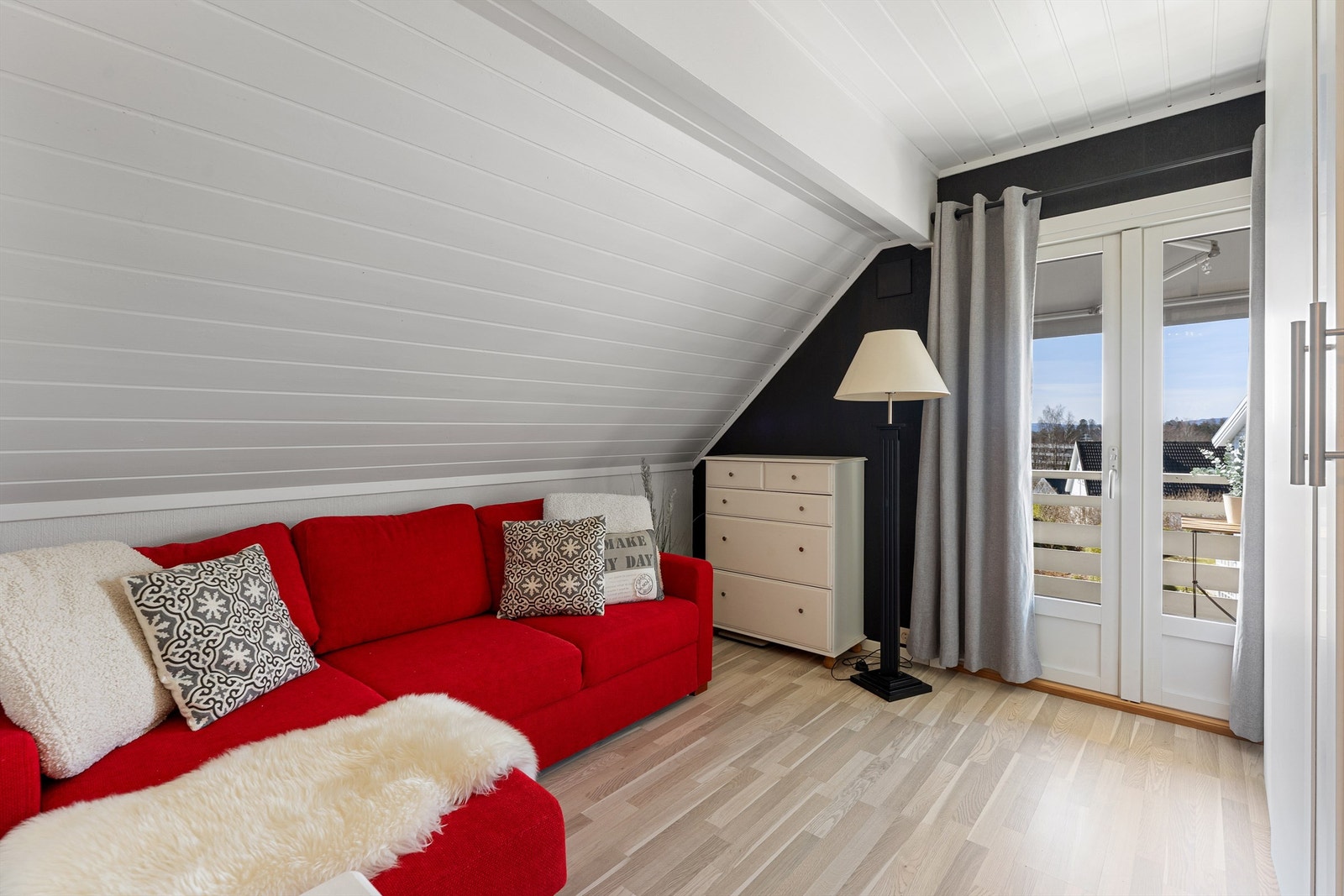 Ett av soverommene i andre etasje, med utgang til balkong. Perfekt som TV-stue eller gjesterom. Galleribilde