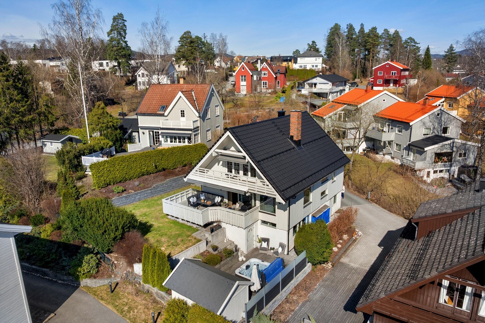 Eiendommen ligger tilbaketrukket i grønne og rolige omgivelser. Galleribilde