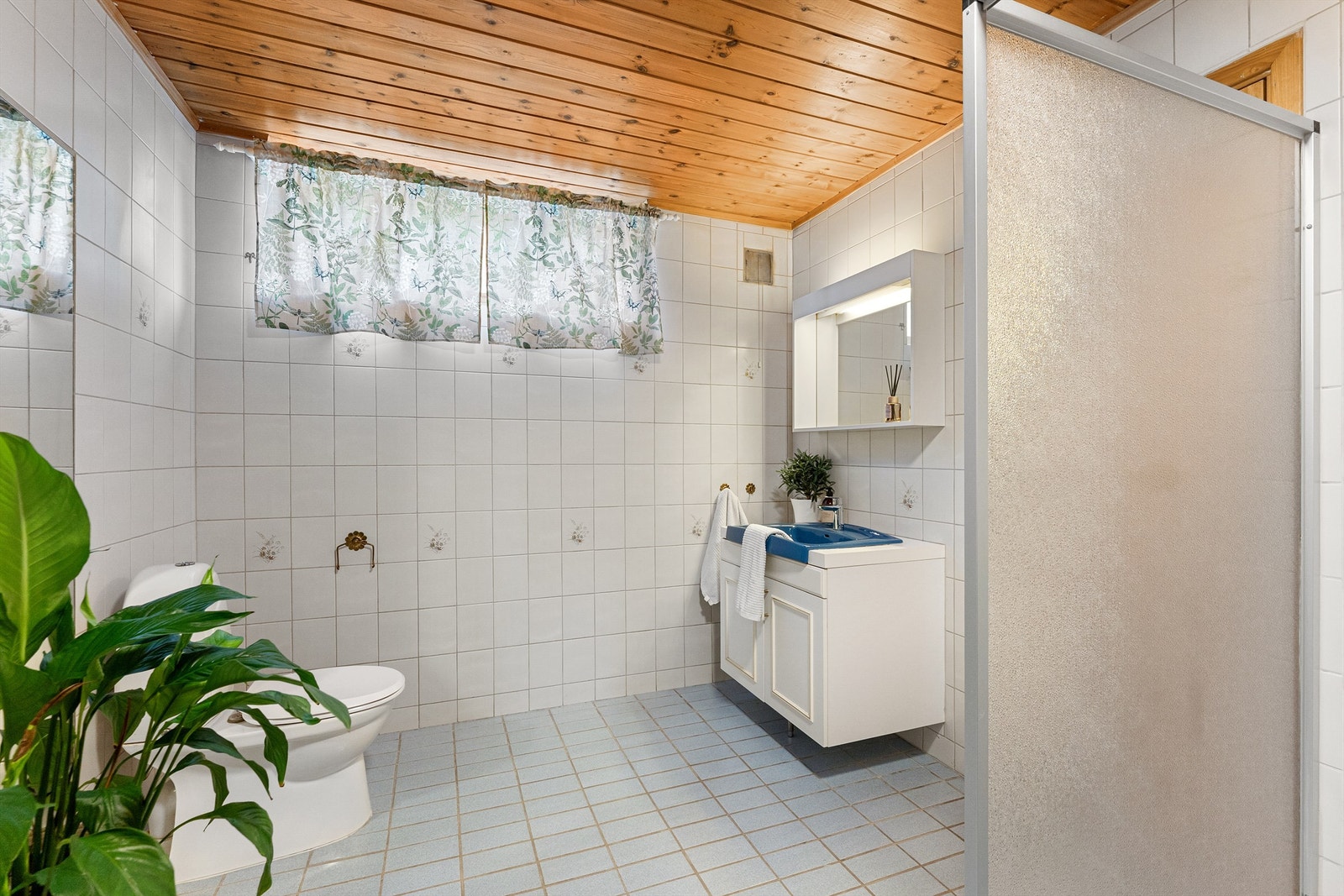 Badet er fra byggeår og betjener underetasjen, som også har egen inngang. Galleribilde