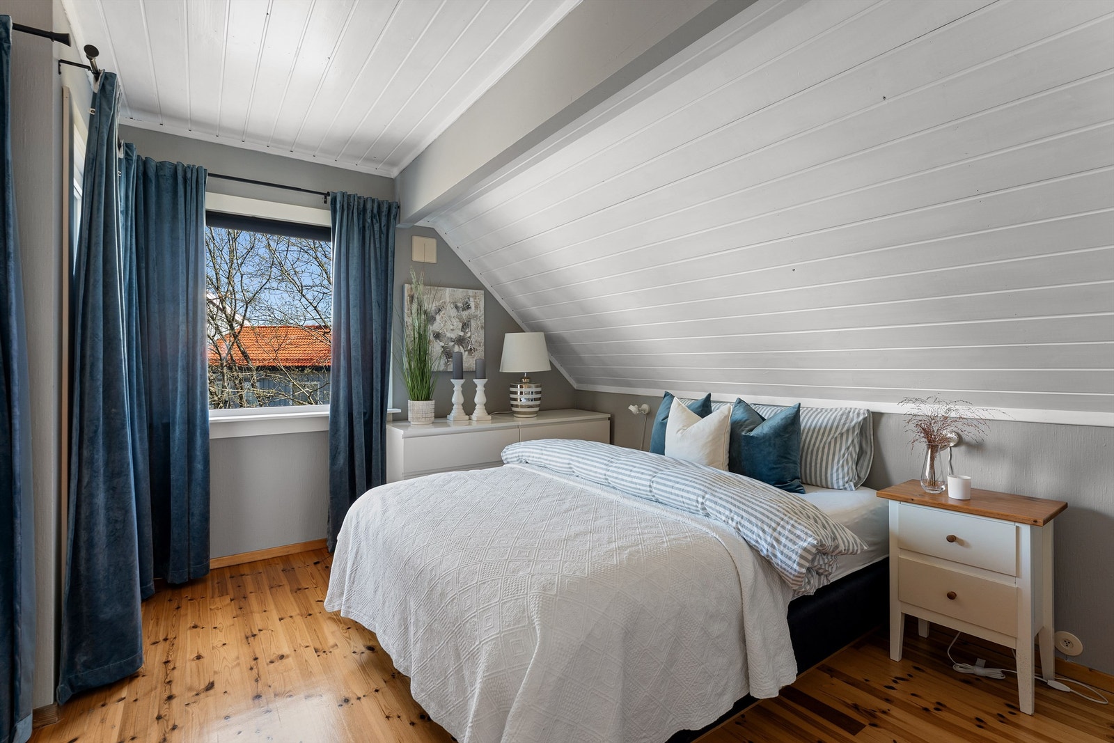 Boligen har totalt tre soverom i andre etasje, alle med utgang til hver sin balkong. Galleribilde