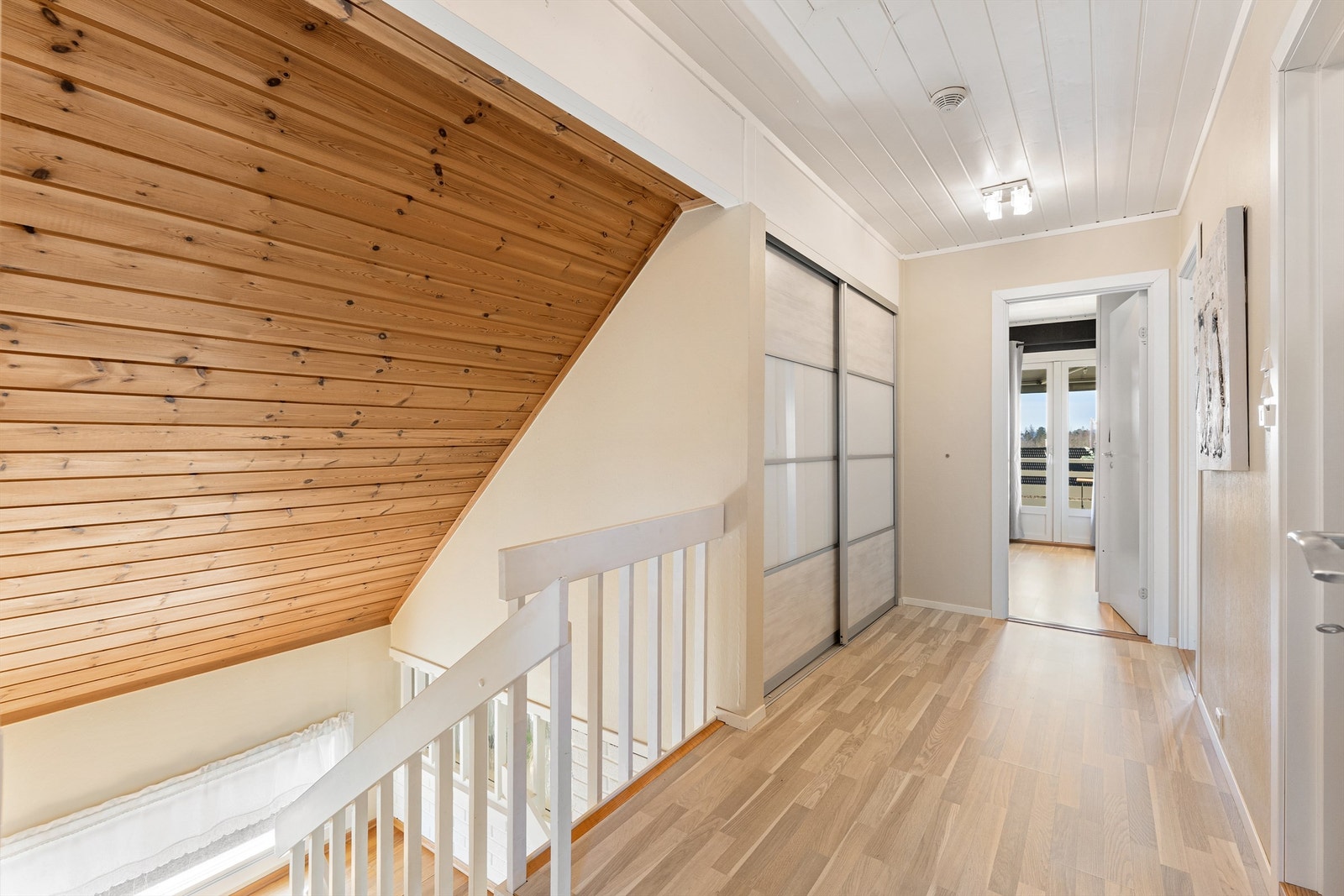 Trappegang i andre etasje med skyvedørsgarderobe for ekstra lagring. Galleribilde