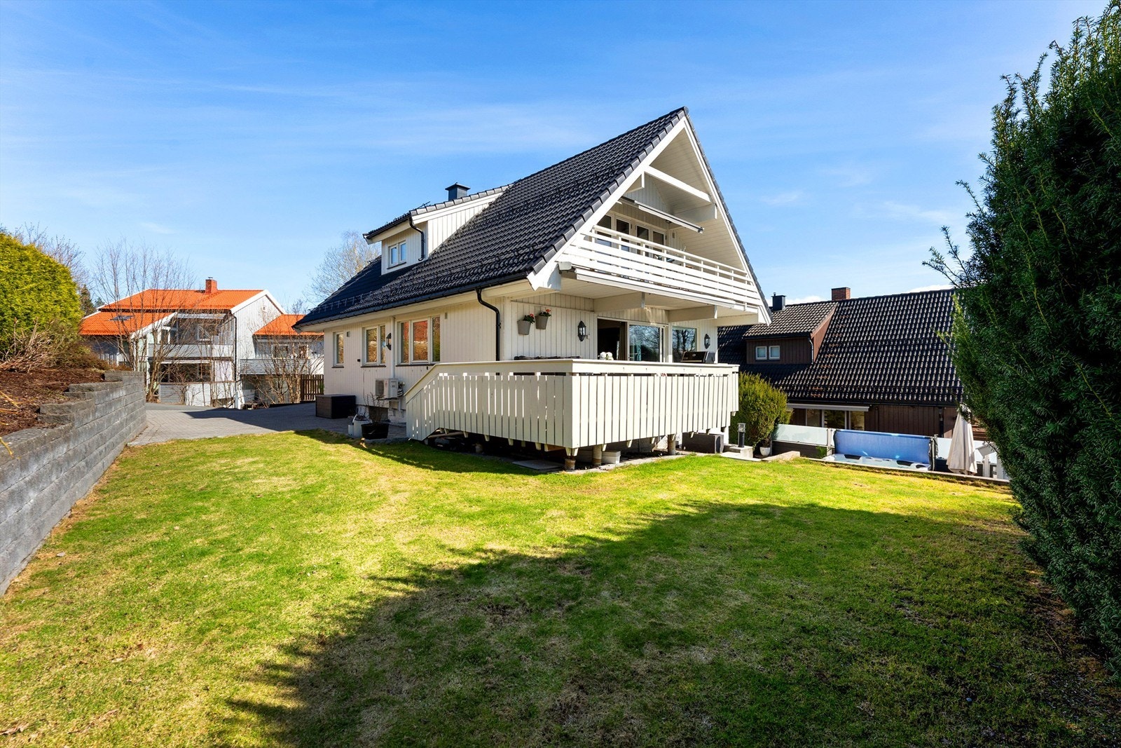 Hagen er pent opparbeidet med plenarealer og diverse beplantning. Galleribilde