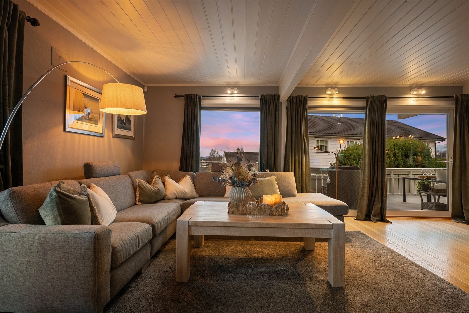 Fra stuen er det direkte utgang til en romslig, flislagt terrasse på 20 m². Galleribilde