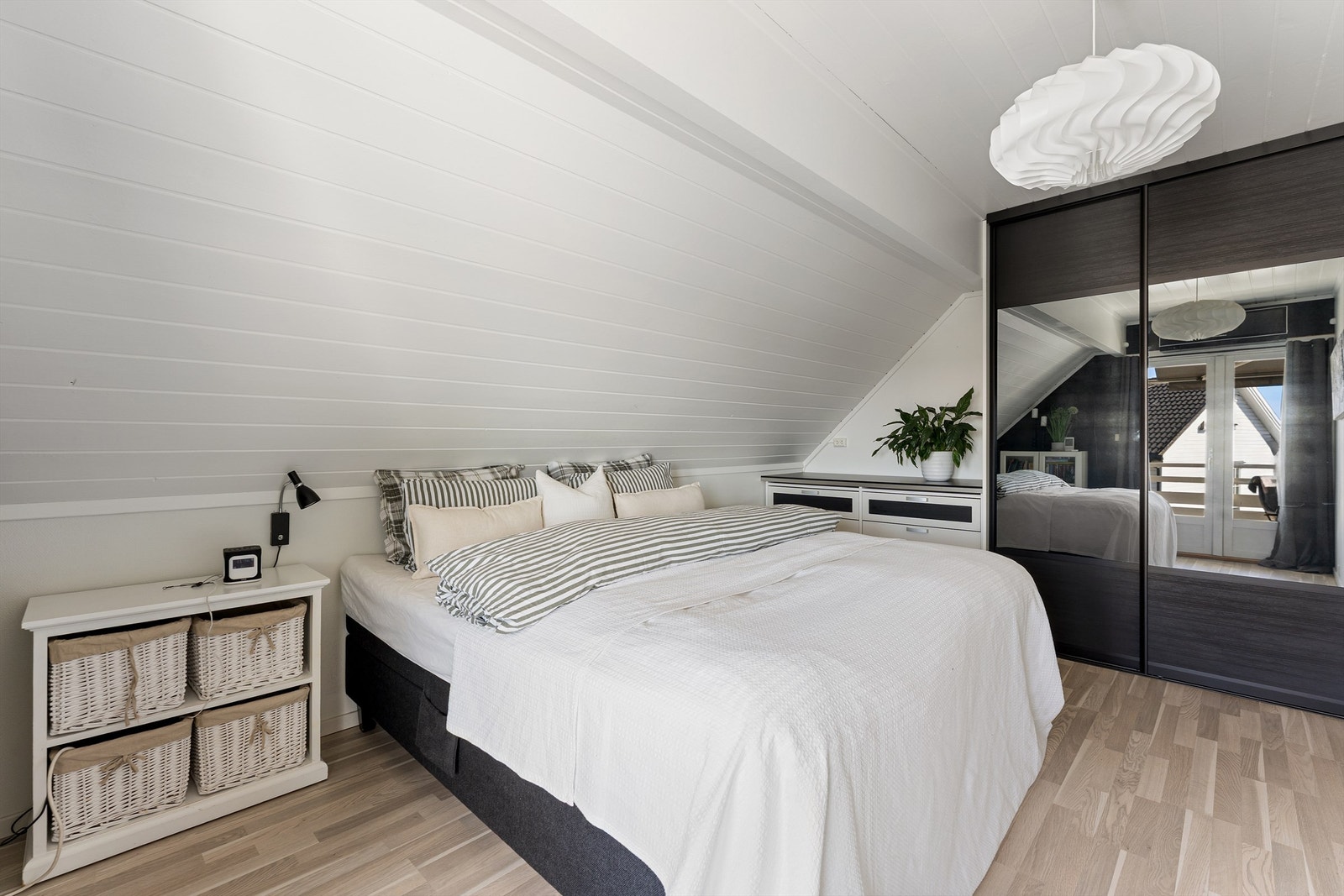 Praktisk skyvedørsgarderobe på hovedsoverommet gir rikelig med oppbevaringsplass. Galleribilde