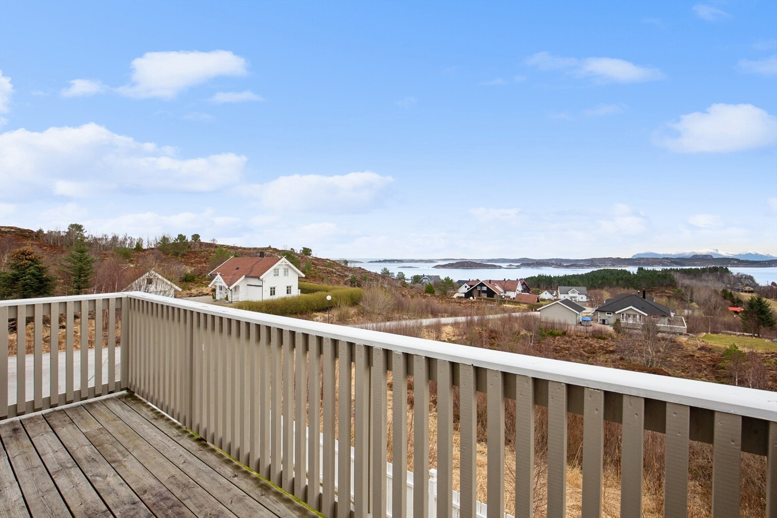 Utsikten kan nytes fra både balkongen i andre etasje og de store terrasseflatene rundt boligen. Galleribilde