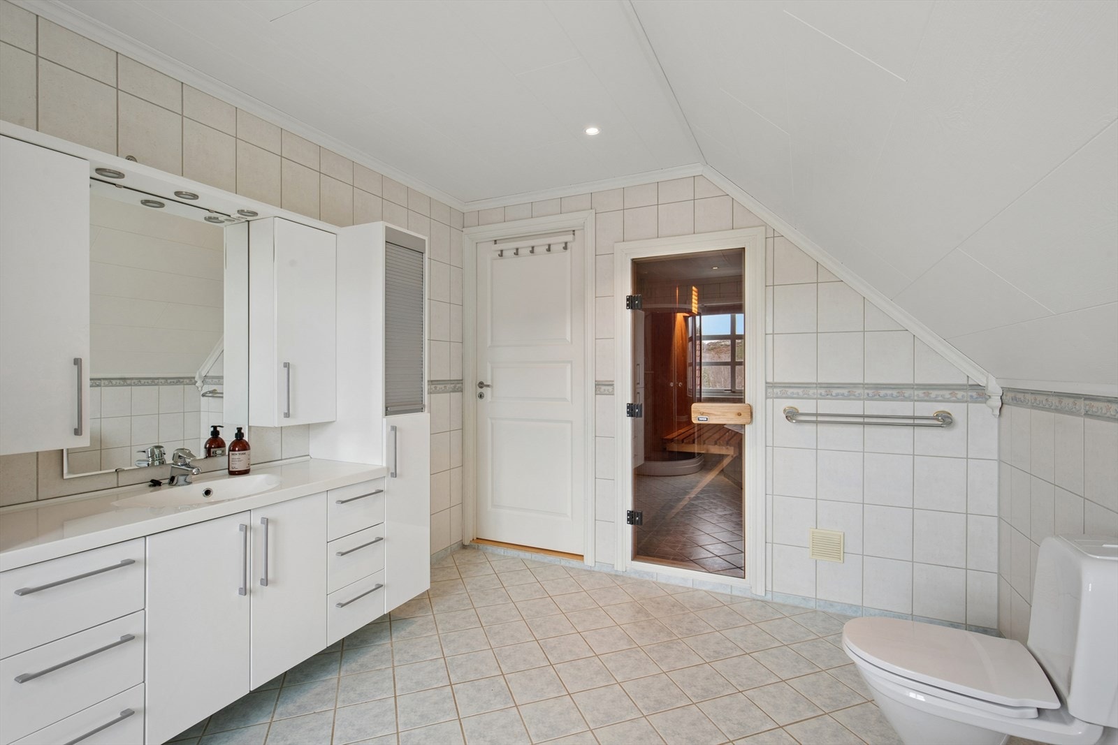 Fra badet er det inngang via glassdør til en egen badstue. Badstuen er kledd med trepanel og utstyrt med badstueovn og sittebenker - et flott tilskudd som gir ekstra komfort og velvære i hverdagen. Galleribilde