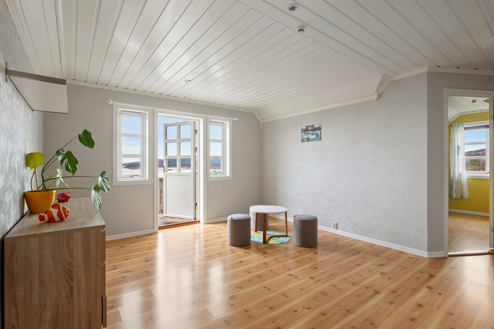 Loftstuen i andre etasje har utgang til en egen, overbygd balkong. Galleribilde