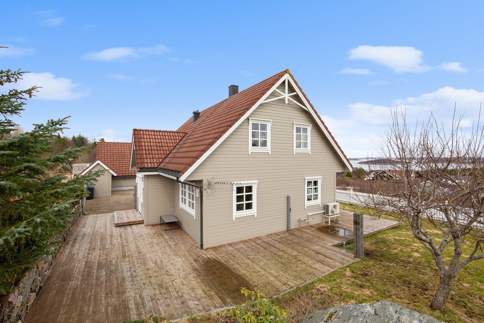 Velkommen til Hendvarden 26 - En flott enebolig over 2 plan med 3 sov, 2 stuer, 2 bad og badstue. Gode solforhold og nydelig utsikt. Stor terrasse som omkranser boligen og dobbel garasje - Presentert av Eiendomsmegler Bendik Joten Tangen v/DNB Eiendom Galleribilde
