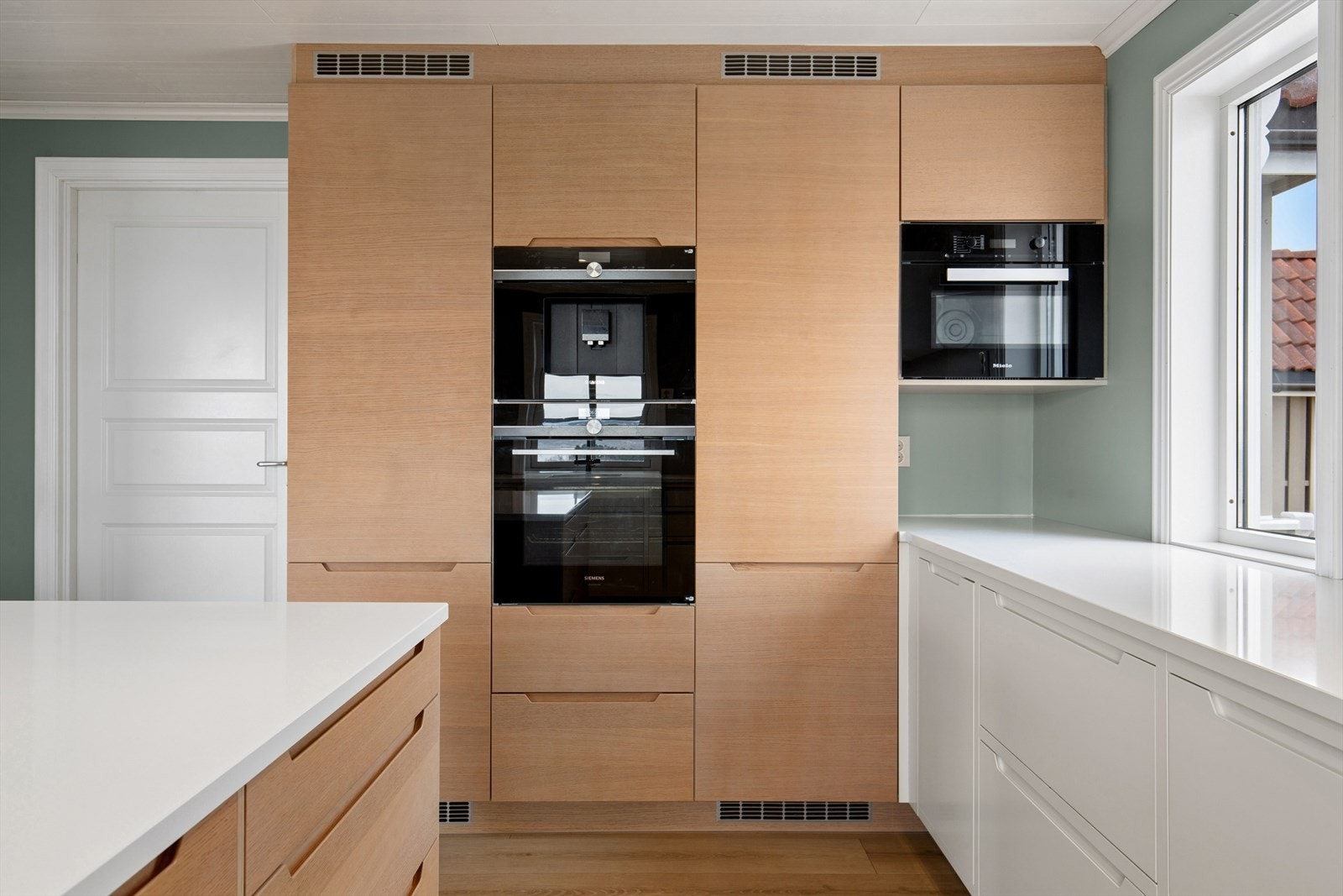 Hvitevarer av høy kvalitet, inkludert stekeovn og kaffemaskin fra Siemens og kombiovn fra Miele. Galleribilde