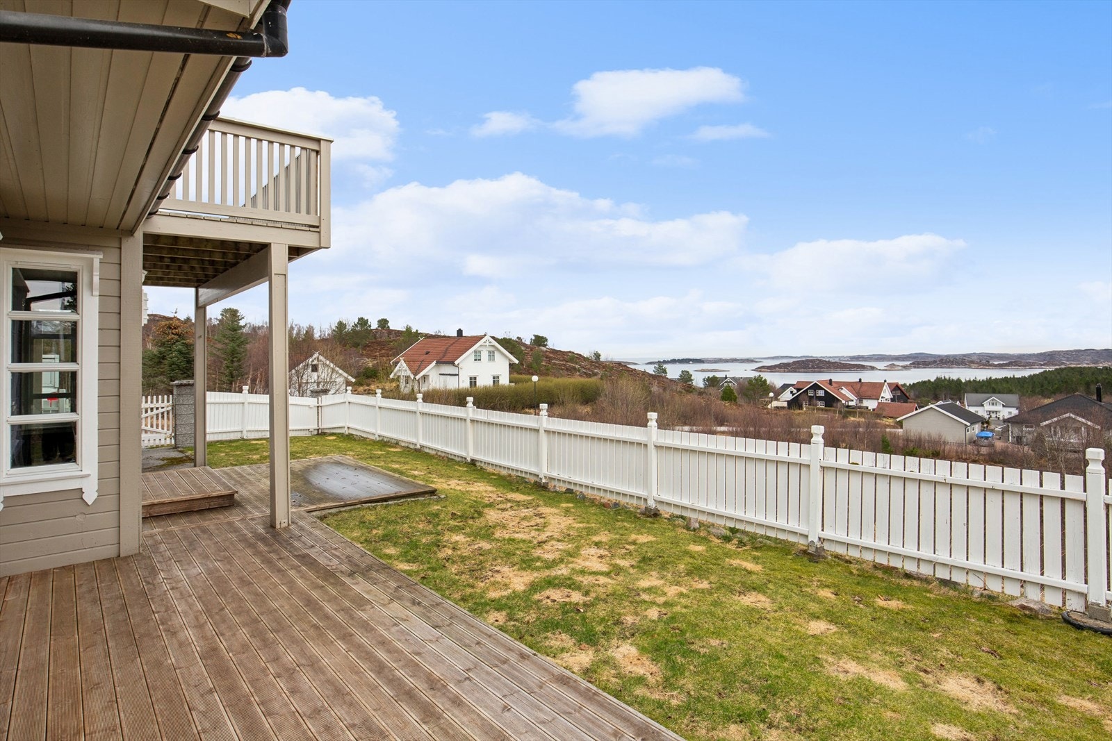 Hagen er lettstelt og gir gode muligheter for lek og utendørsaktiviteter. Store, sammenhengende terrasseområder i treverk som strekker seg rundt boligen. Galleribilde