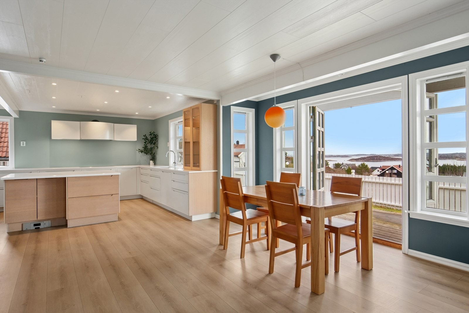 Fra spisestuen er det direkte utgang til en stor terrasse med nydelig utsikt utover sjø og landskap. Galleribilde