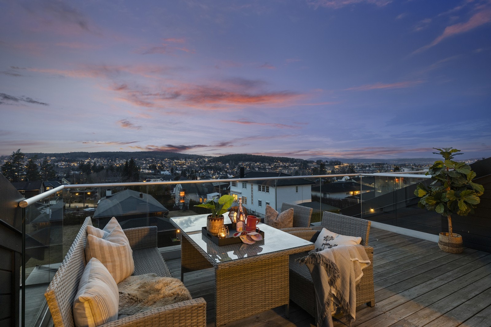 Den store takterrassen på 35 m² har panoramautsikt over Fjellhamar og gode solforhold. Galleribilde