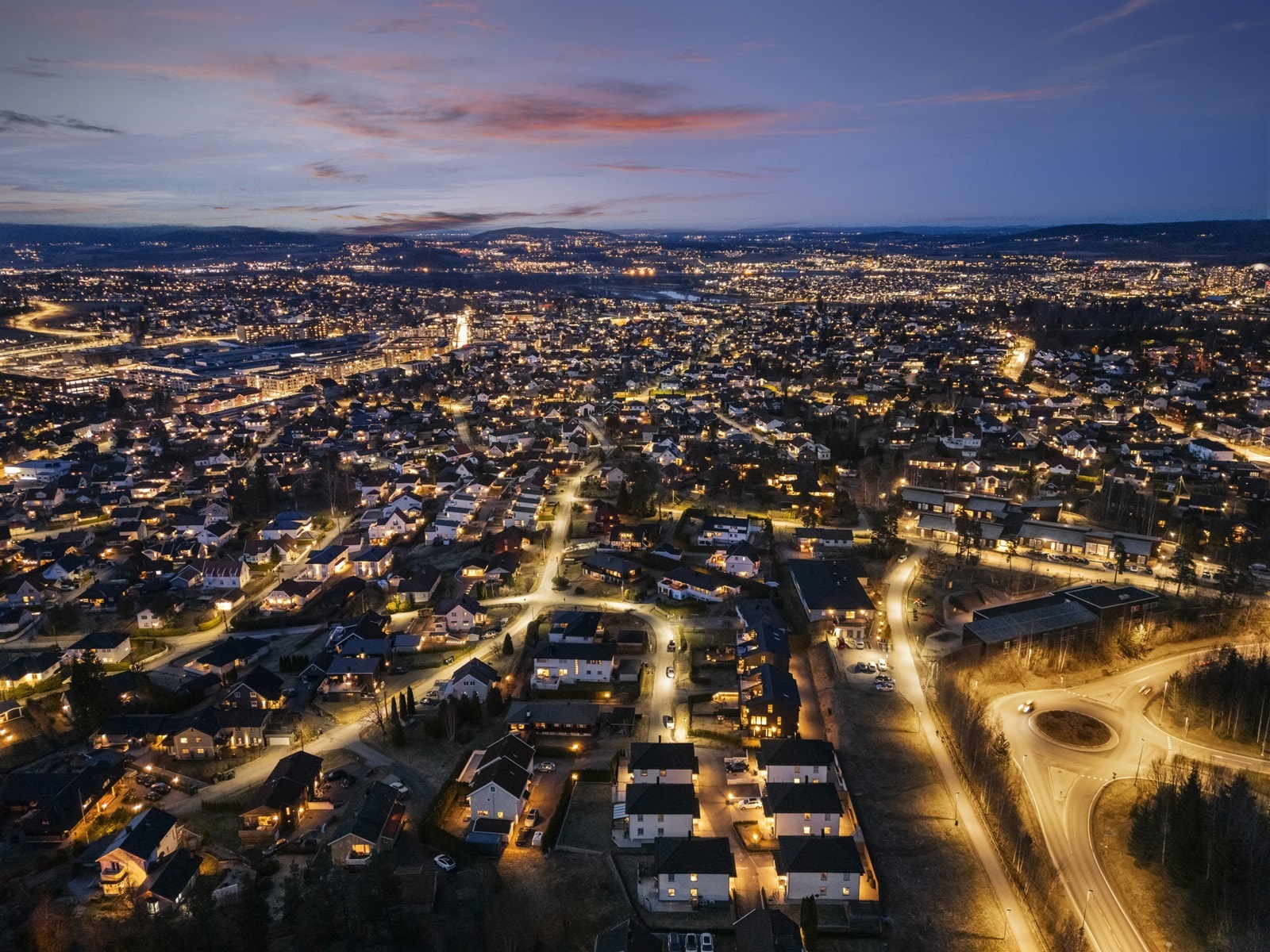 Nærområdet byr på et rikt utvalg av servicetilbud, inkludert Strømmen Storsenter, som nylig ble kåret til Årets Retail Hub 2025 . Galleribilde