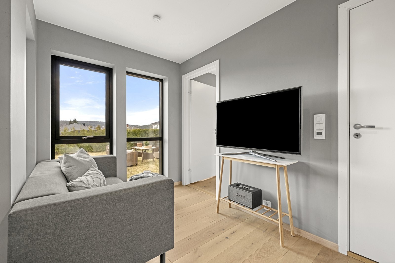 Stuen i hybelen har tregulv og plass til en sofagruppe. Galleribilde