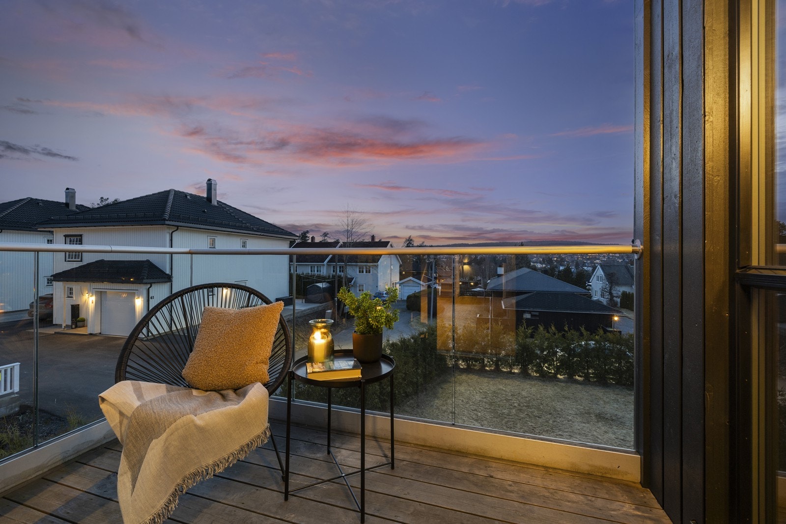 Fra stuen er det utgang til en balkong på 4 m² med rekkverk i glass og stål. Galleribilde
