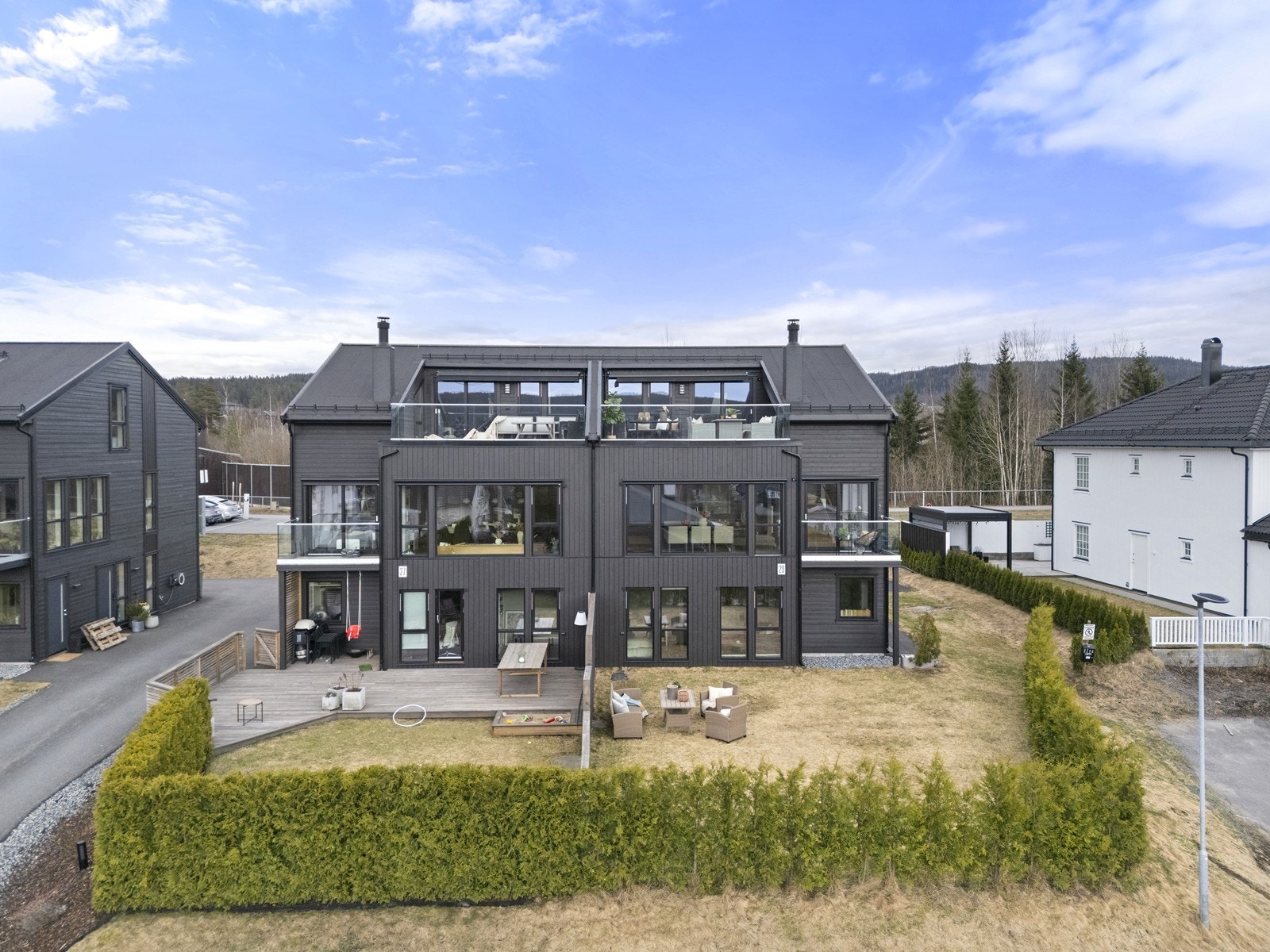 Boligen ligger i et familievennlig område på Fjellhamar, med kort vei til skoler som Kurland og nye Fjellhamar skole. Galleribilde