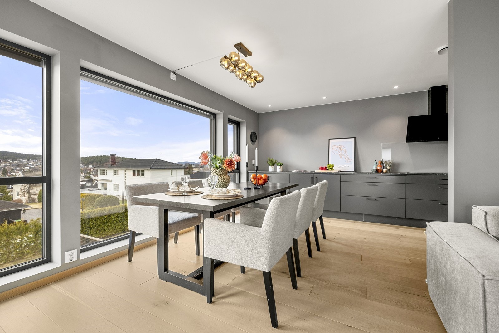 Kjøkkenet er plassert i åpen løsning med stuen, perfekt for sosiale sammenkomster. Galleribilde