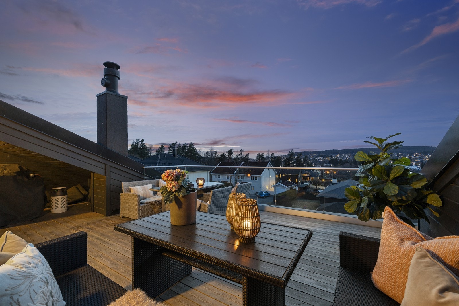 Terrassen har rekkverk i glass og stål som sikrer utsikten. Gulvet er lagt med terrassebord. Galleribilde