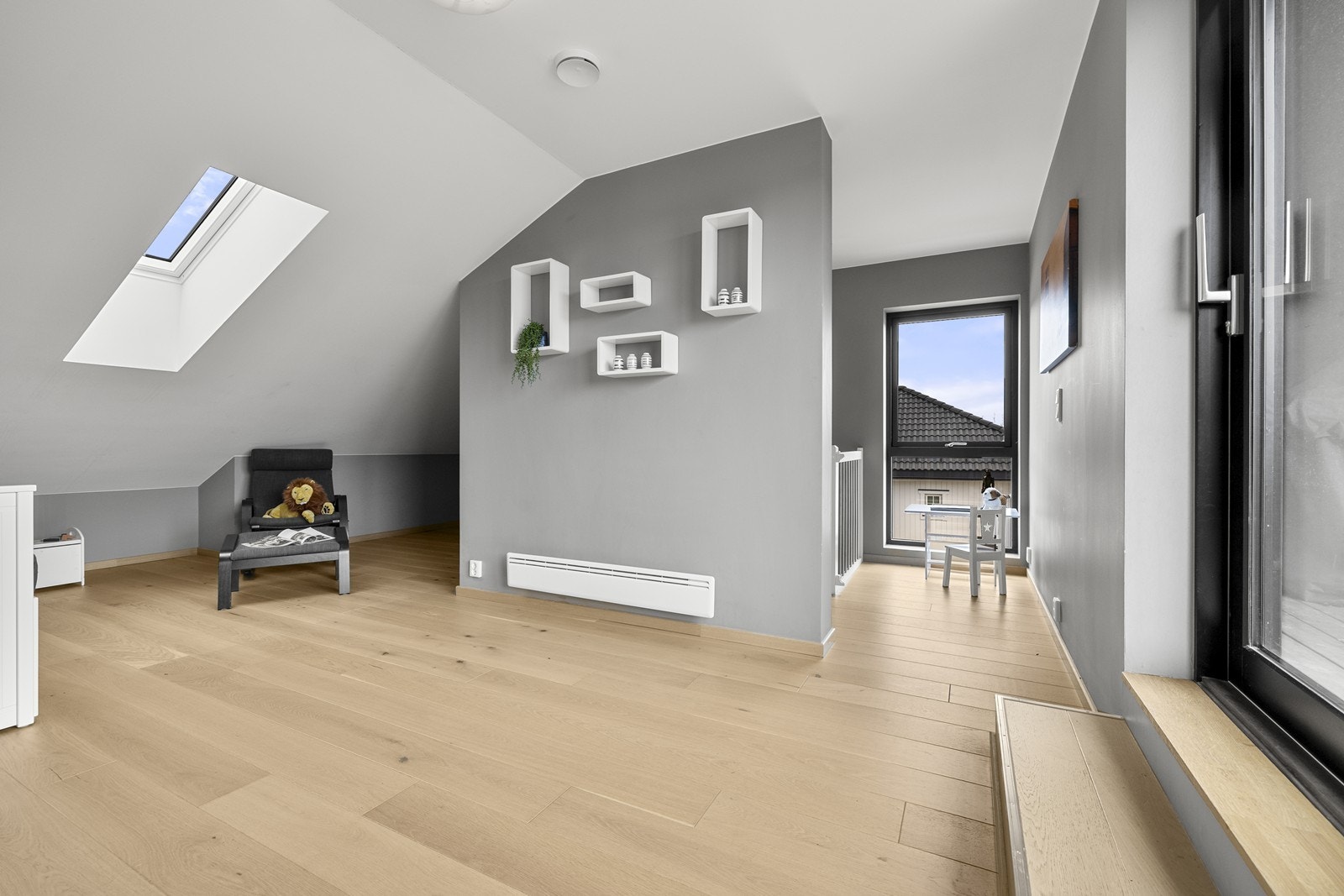 Loftstuen er et fleksibelt rom som kan brukes som TV-stue, kontor eller lekerom, med utgang til takterrassen. Galleribilde