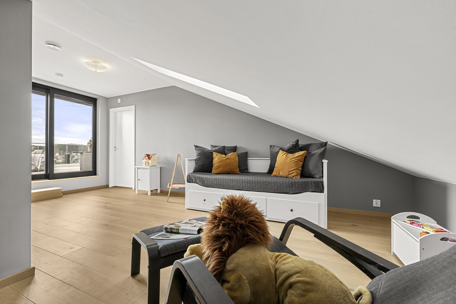 Fra loftstuen er det direkte utgang til den private takterrassen. Galleribilde