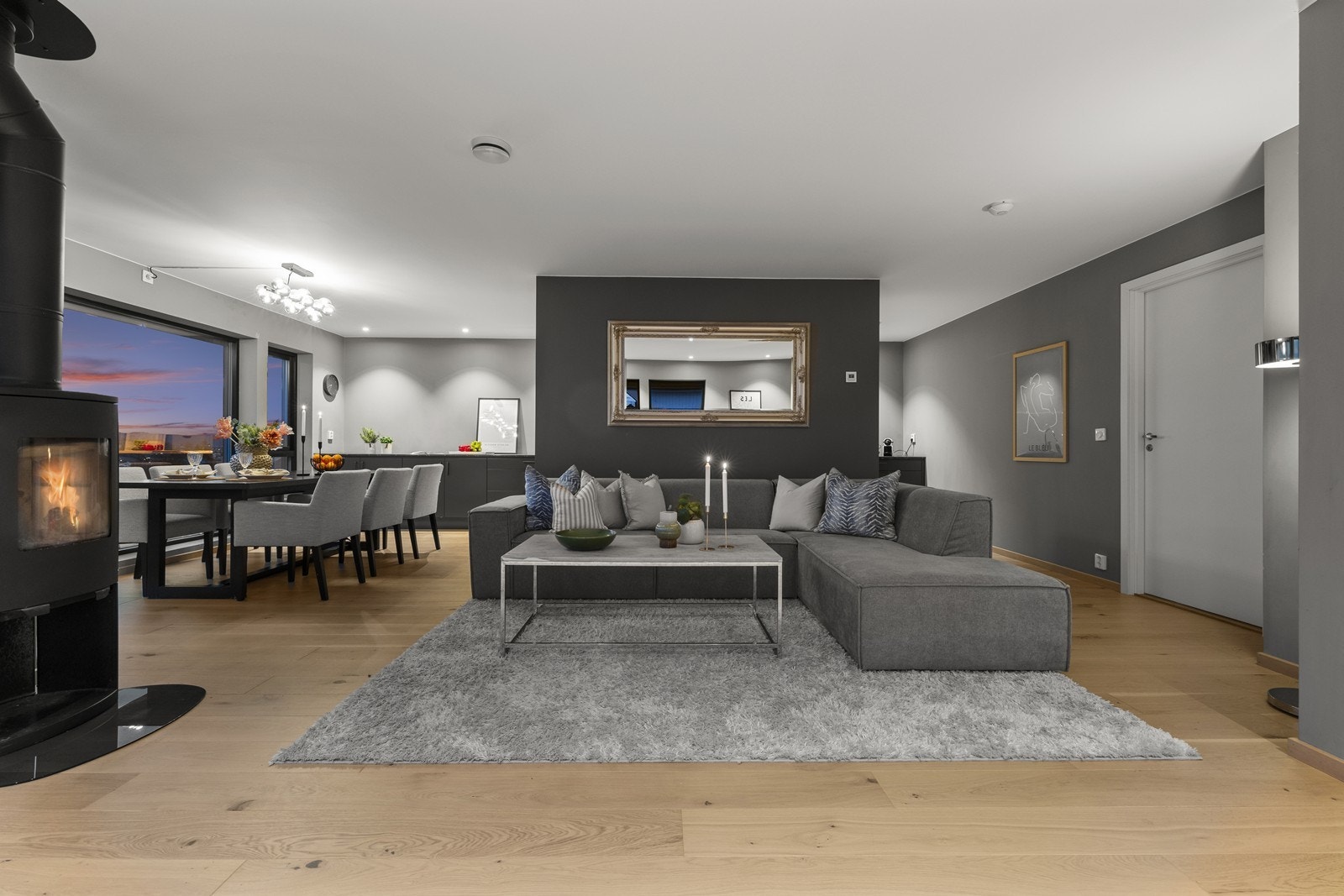 Stuen har god plass til både sofagruppe og spisebord. Takhøyden i rommet er målt til 2,40 meter. Galleribilde