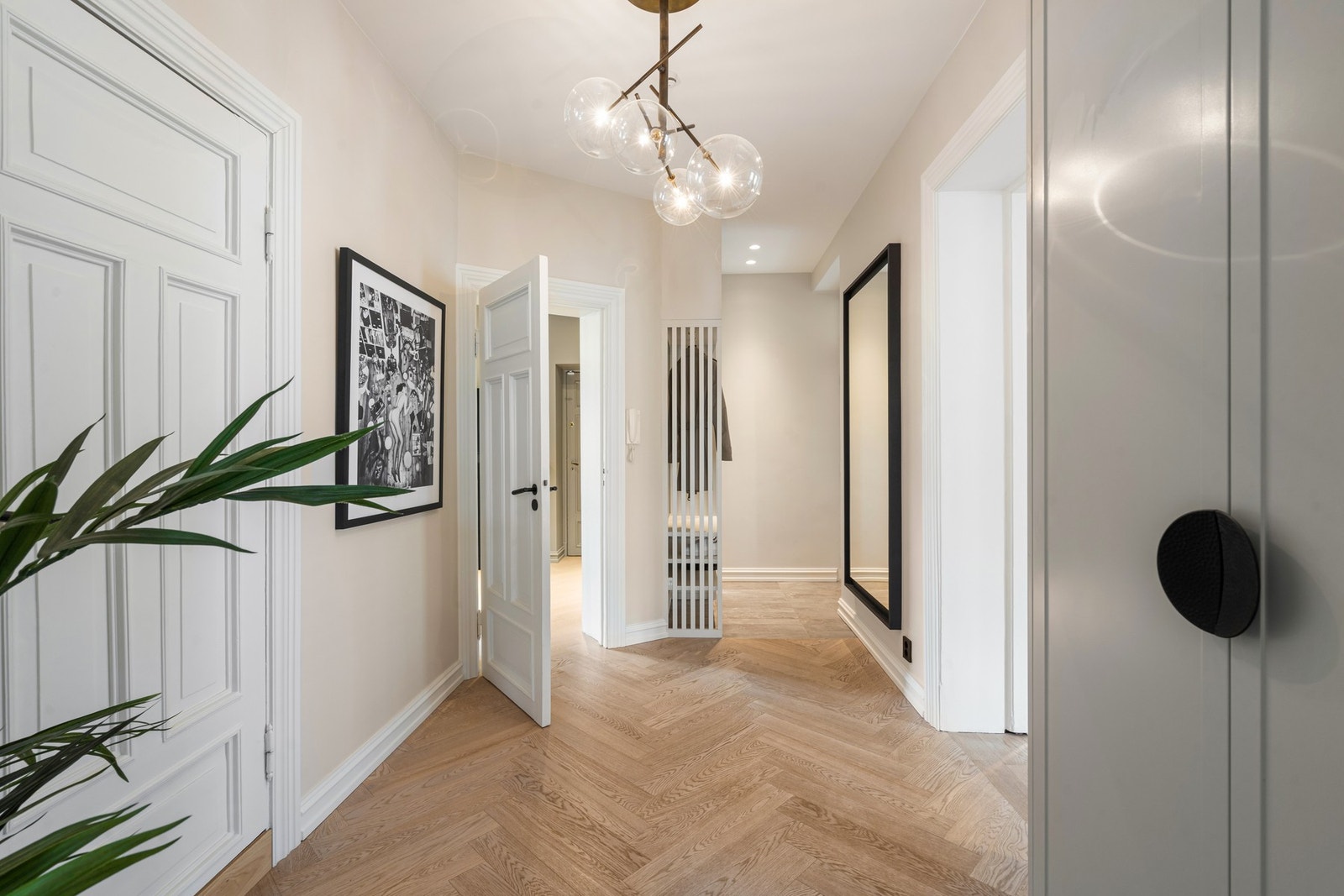 Entréen er lys og innbydende, med en gjennomgående god standard og praktiske løsninger. Galleribilde