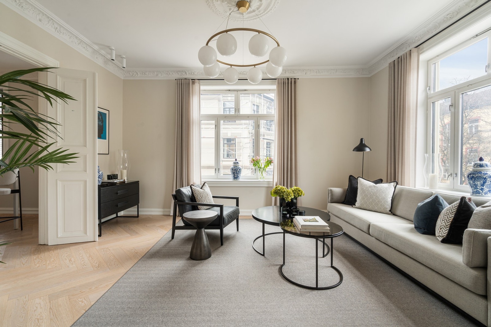 Stuen fremstår som romslig, lys og svært innbydende, med klassiske detaljer som vakker stukkatur og god takhøyde som understreker leilighetens elegante preg. Galleribilde