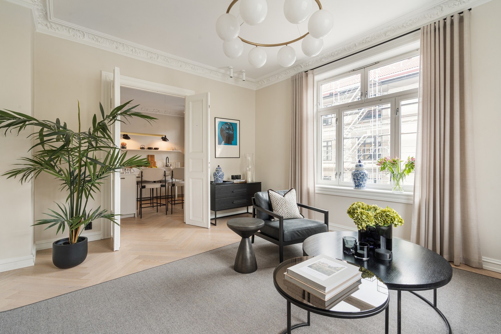 Store vindusflater slipper inn rikelig med naturlig lys og gir en luftig romfølelse, samtidig som rommet har gode soner for både avslapning og sosialt samvær. Galleribilde