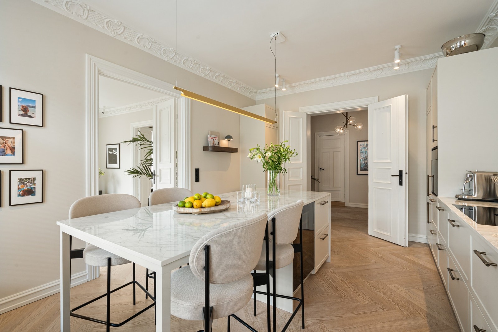 Det er lagt vekt på detaljer og materialvalg, med gjennomgående belysning fra downlights og veggmonterte lamper, samt åpen hylleløsning som gir et lett og luftig preg. Galleribilde
