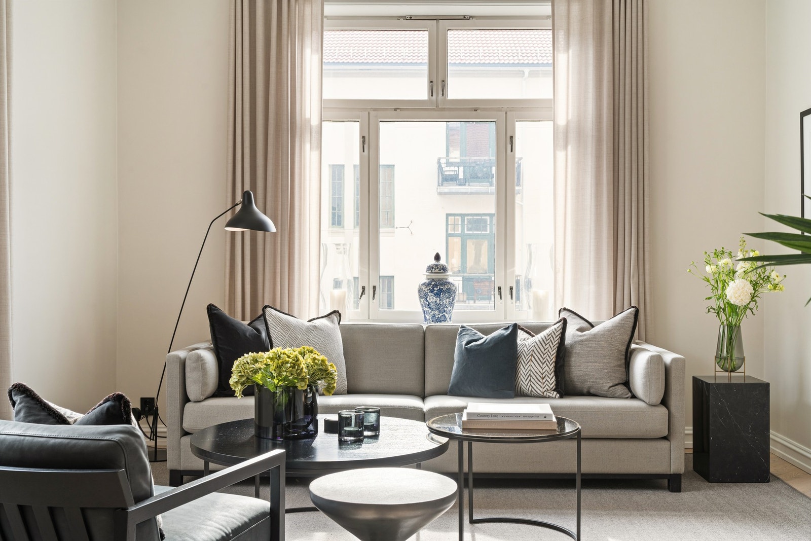 Rommet har god plass til sofagruppe og tilhørende møblement, og fremstår som lett å møblere. Galleribilde