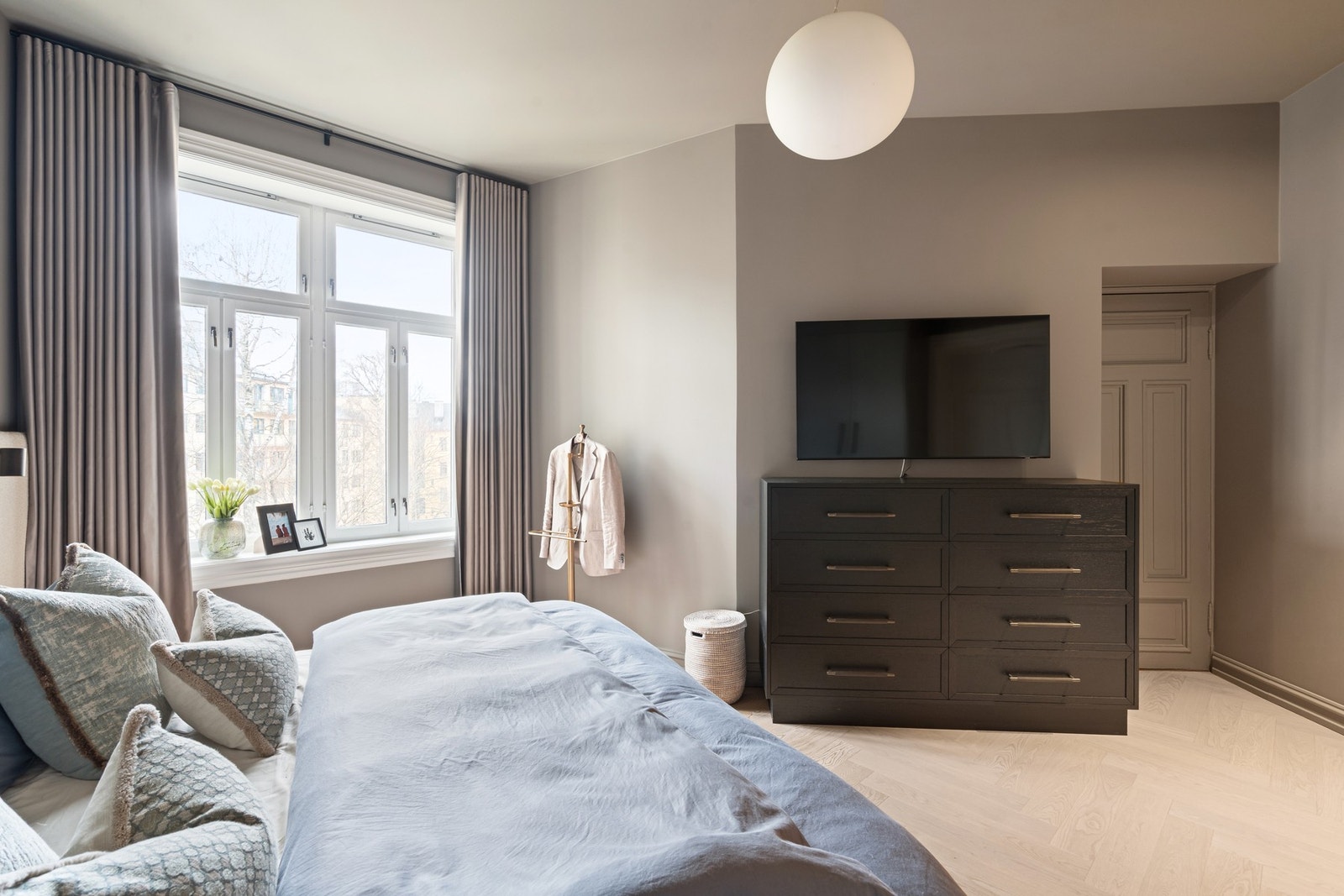 Soverom med store vindusflater, behagelige fargetoner og god plass til møblering. Galleribilde