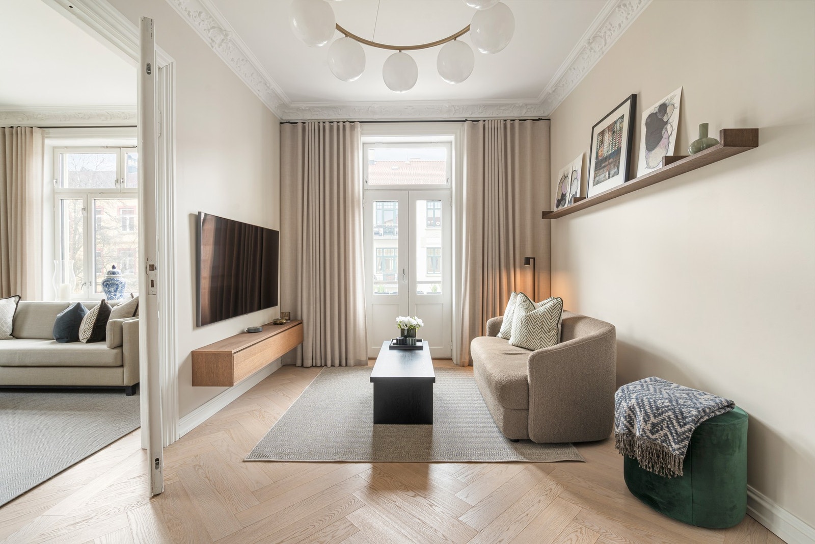 Rommet har vakker stukkatur, god takhøyde og store vindusflater med utgang til balkong, som gir rikelig med naturlig lys og en luftig atmosfære. Galleribilde
