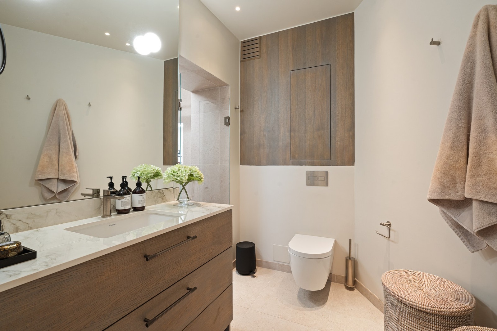 Badet ble rehabilitert i 2023 og fremstår som moderne, stilrent og gjennomført med delikate materialvalg. Galleribilde