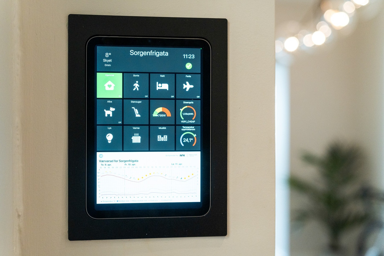 Boligen har gulvvarme i alle rom, som kan styres manuelt, via app eller automatisk gjennom integrert smarthjemløsning. I tillegg er det installert panelovn i stuen, som også er tilknyttet smarthjemsystemet for enkel og fleksibel styring. Galleribilde